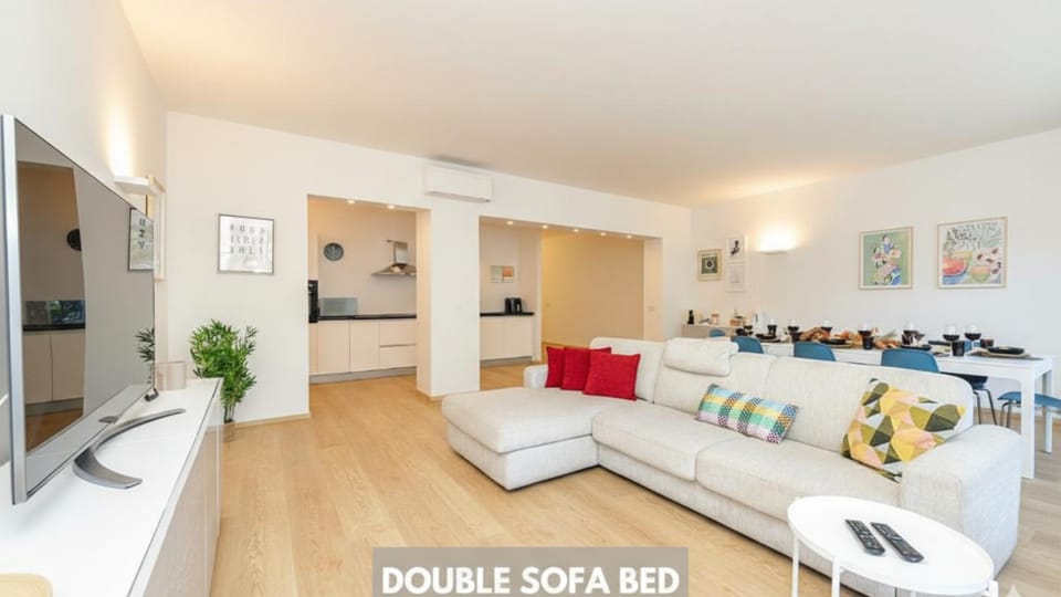 TV and multimedia, Kitchen or kitchenette, Living room, Seating area