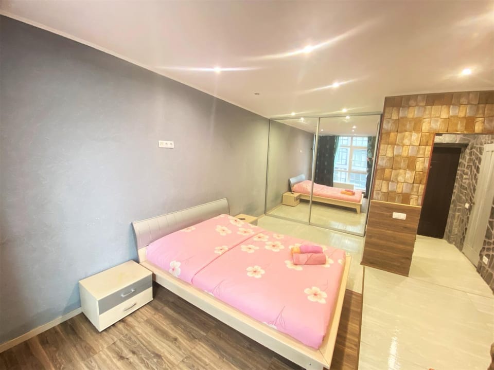 Photo of the whole room, towels, wardrobe
