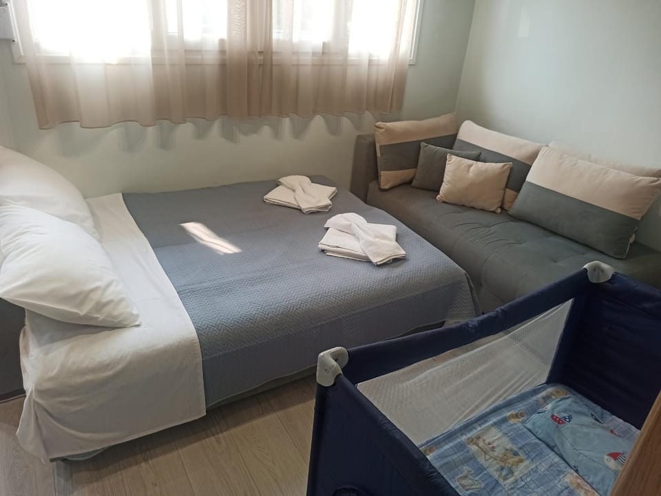 Bed, Living room, towels