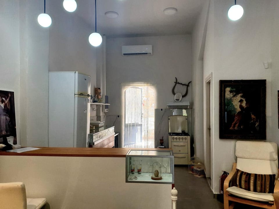 Kitchen or kitchenette, air conditioner