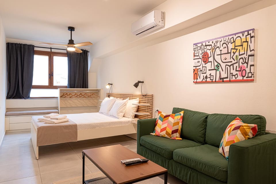 Bed, Seating area