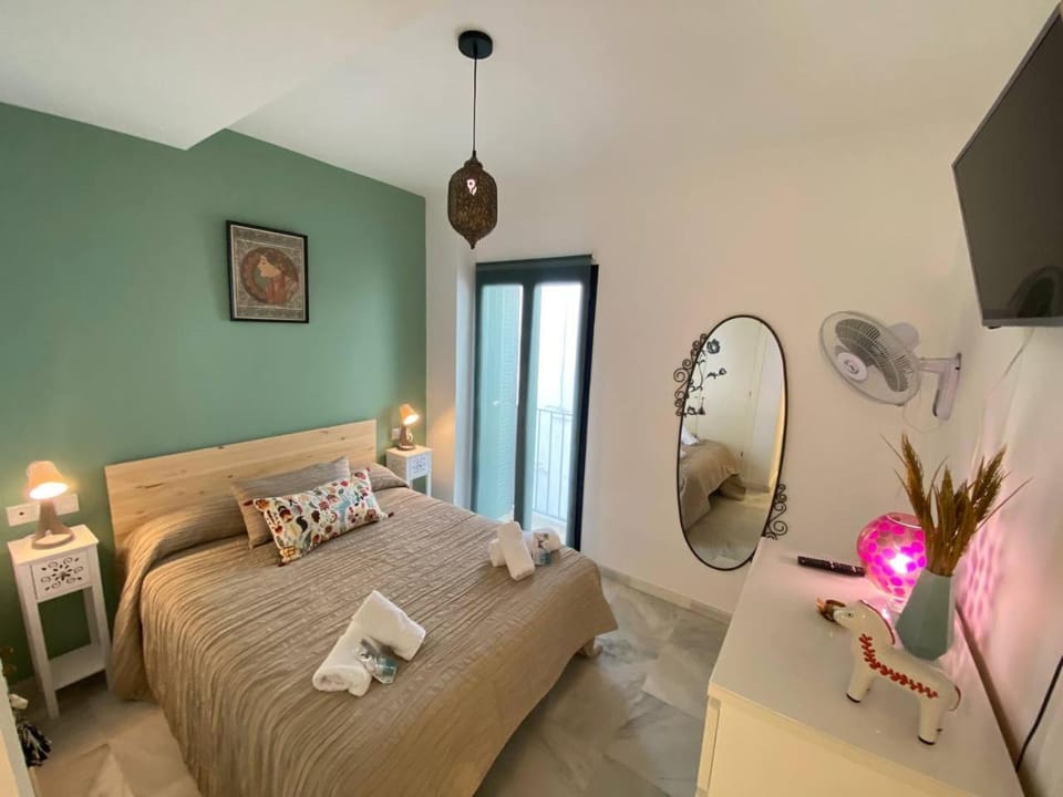 Bed, TV and multimedia, Photo of the whole room, Bedroom, fireplace