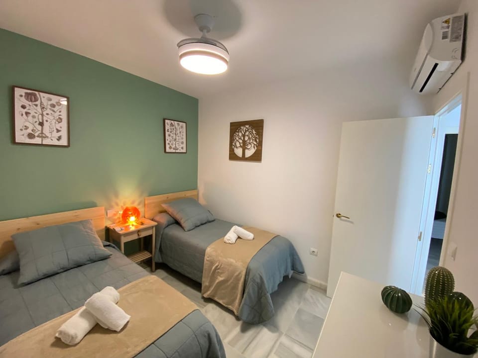 Bed, Photo of the whole room, Bedroom, internet, towels, air conditioner