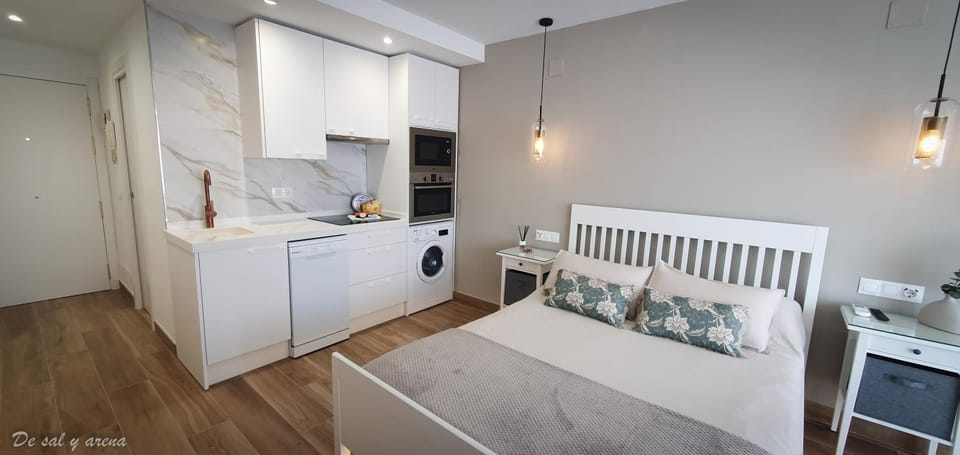 Bed, Kitchen or kitchenette, dishwasher, minibar, stove