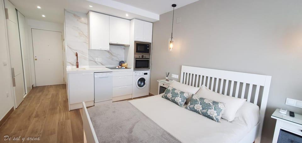 Bed, Kitchen or kitchenette, Photo of the whole room, Bedroom, dishwasher, minibar, pet friendly