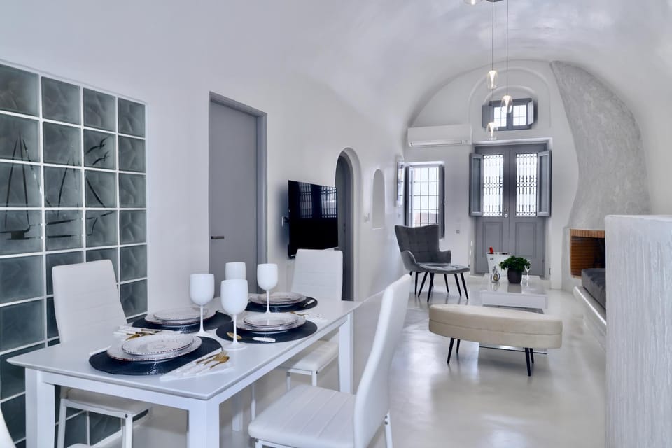 TV and multimedia, Living room, Seating area, Dining area
