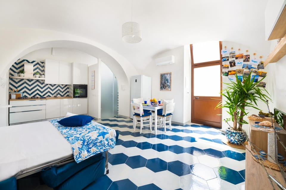 Bed, Kitchen or kitchenette, Living room, Photo of the whole room, Seating area, Bedroom