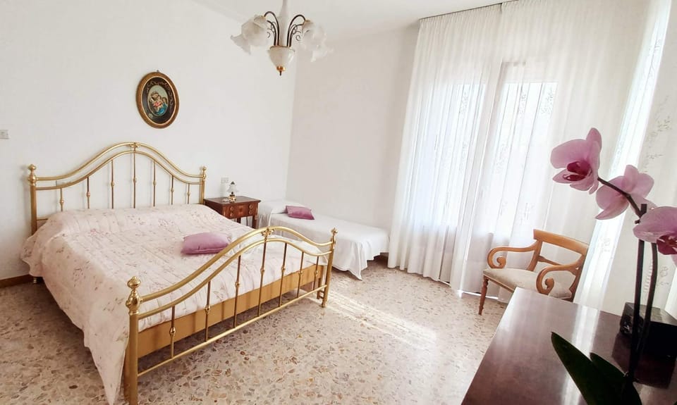 Bed, Photo of the whole room, Bedroom, Family