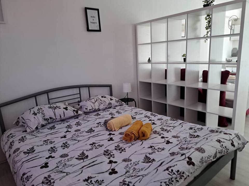 Bed, Bedroom, towels