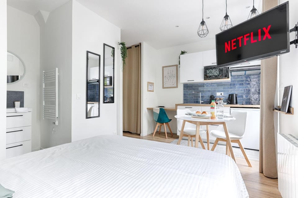 Bed, Bathroom, TV and multimedia, Photo of the whole room, Dining area