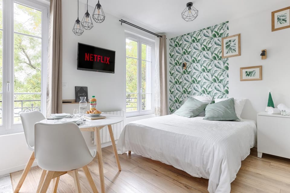Bed, TV and multimedia, Dining area, Bedroom