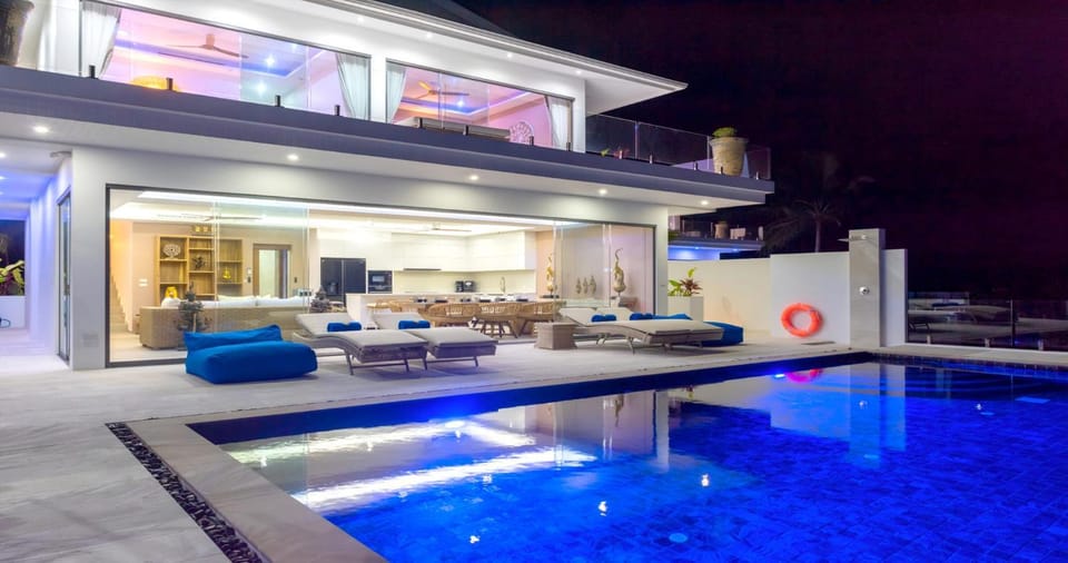 Patio, Communal lounge/ TV room, Night, Living room, Seating area, Evening entertainment, Pool view, Swimming pool, sunbed