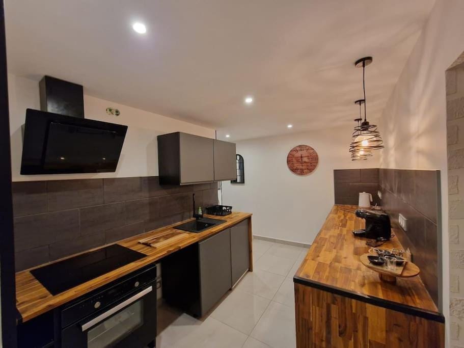 Coffee/tea facilities, Kitchen or kitchenette, minibar, oven, stove, toaster