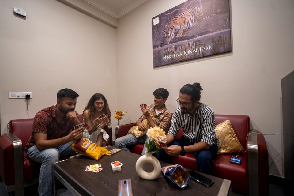 People, Living room, Food and drinks, Seating area, group of guests