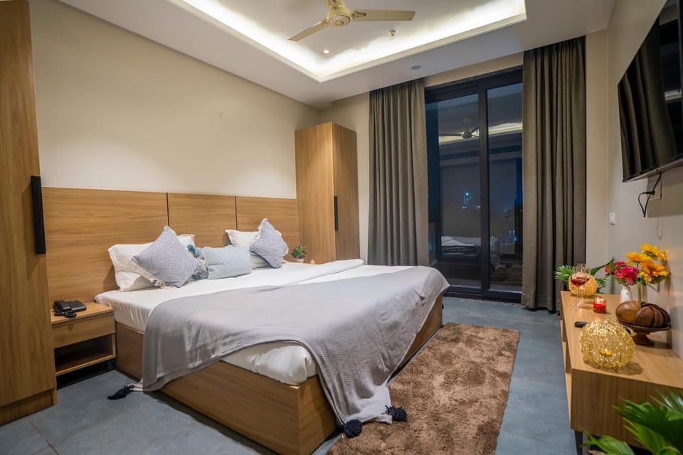 Bed, TV and multimedia, Photo of the whole room, Bedroom