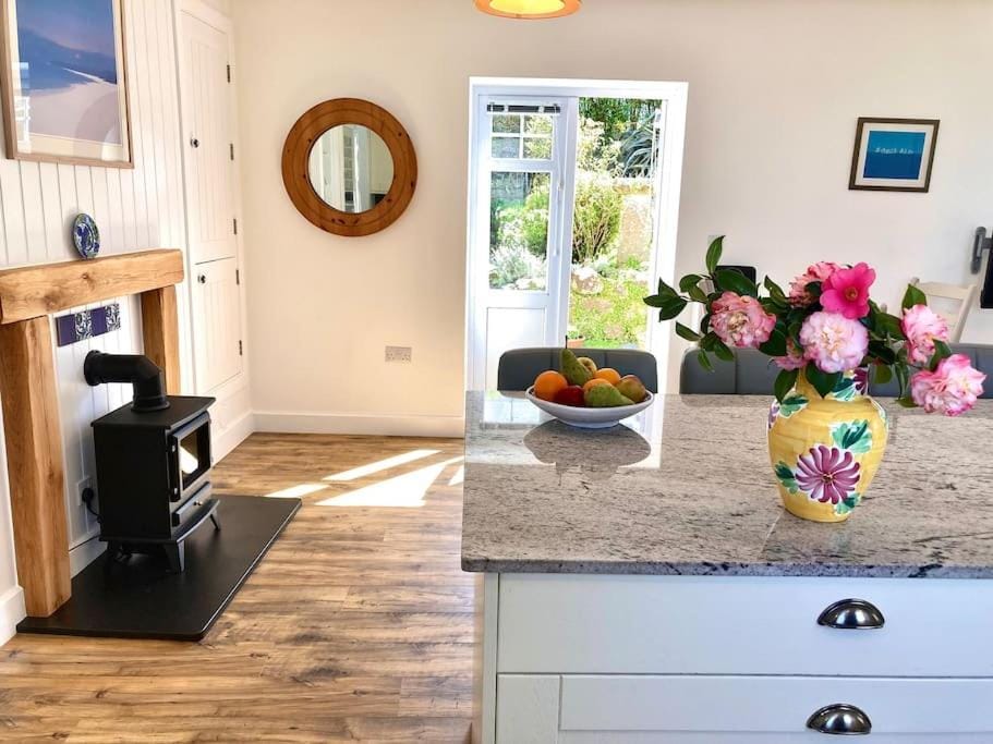 Spacious flat St Ives former farmhouse, parking Apartment in Saint Ives