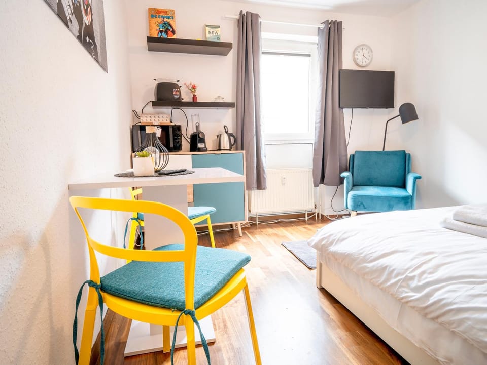 Bed, TV and multimedia, Living room, Photo of the whole room, Seating area, Dining area, Evening entertainment, Bedroom, hair dresser, minibar