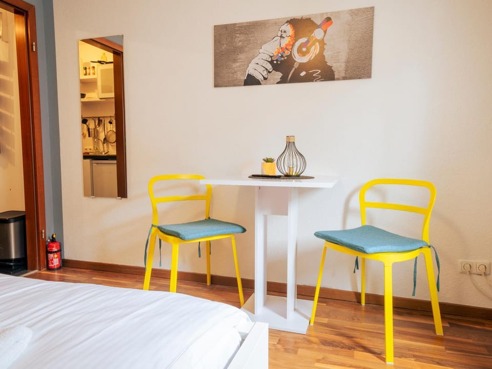 Bed, Living room, Photo of the whole room, Seating area, Dining area, Bedroom, hair dresser
