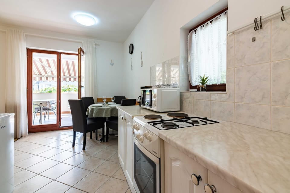 Kitchen or kitchenette, Dining area, oven, pet friendly