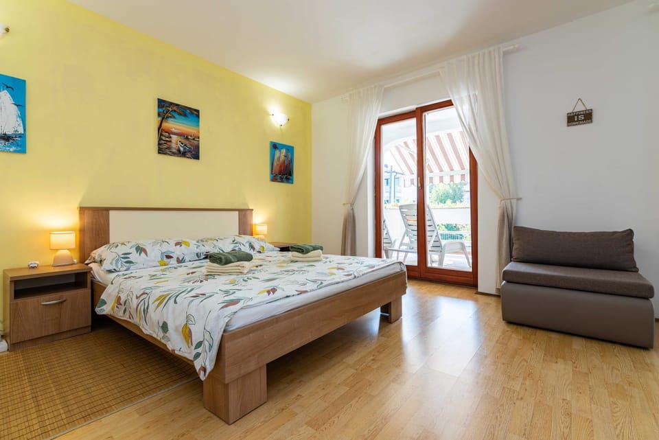 Bed, Seating area