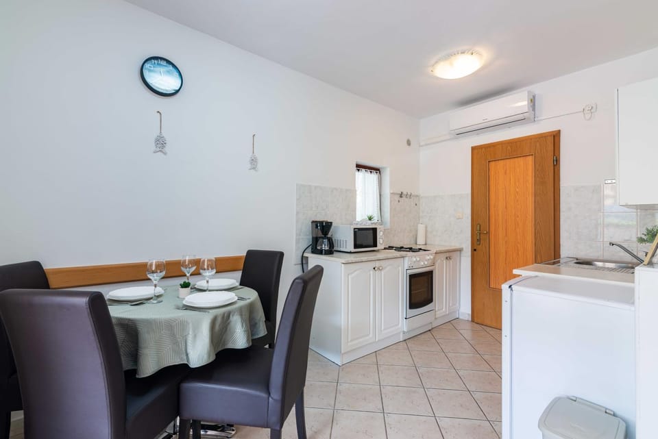 Kitchen or kitchenette, Dining area, oven, pet friendly