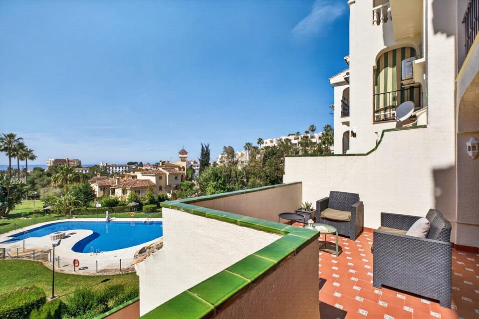 Amazing apartment with sea view & big terrace Apartment in Sitio de Calahonda