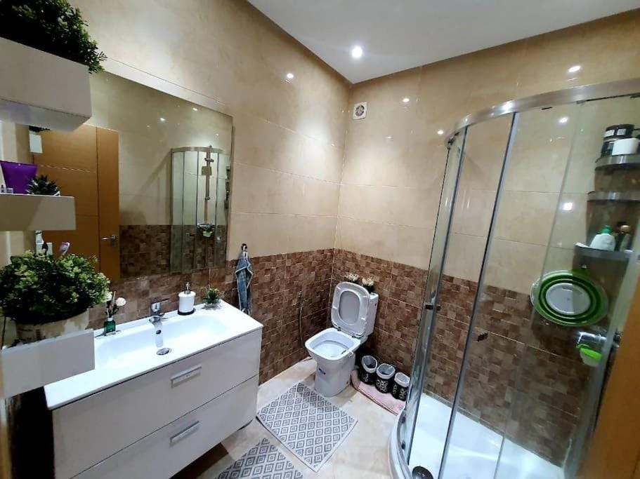 Shower, Toilet, Bathroom, towels