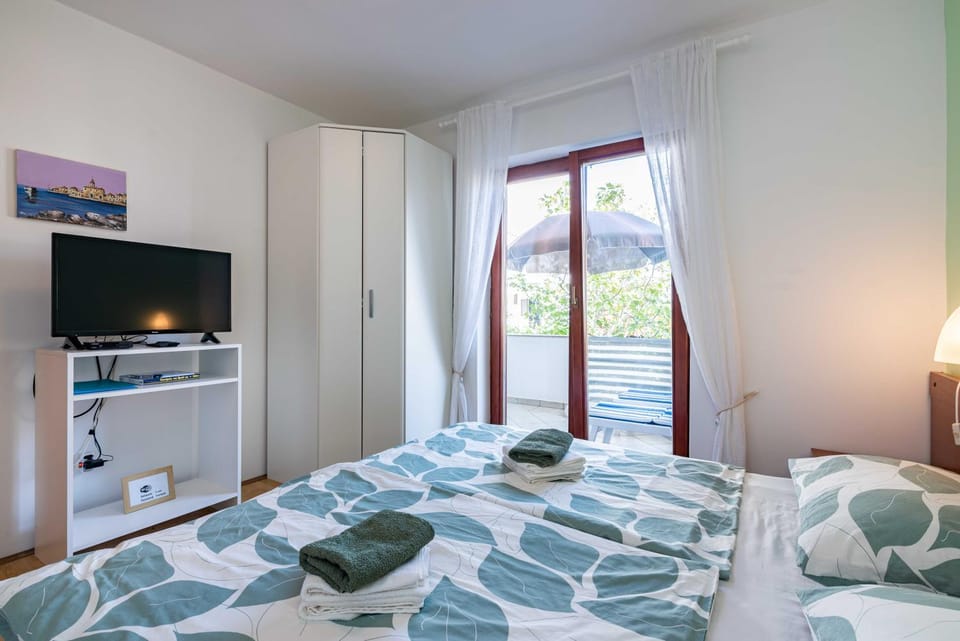 Bed, TV and multimedia, wardrobe