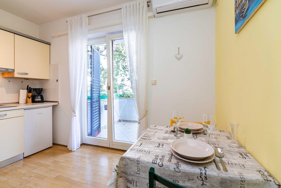 Kitchen or kitchenette, Dining area, pet friendly, stove