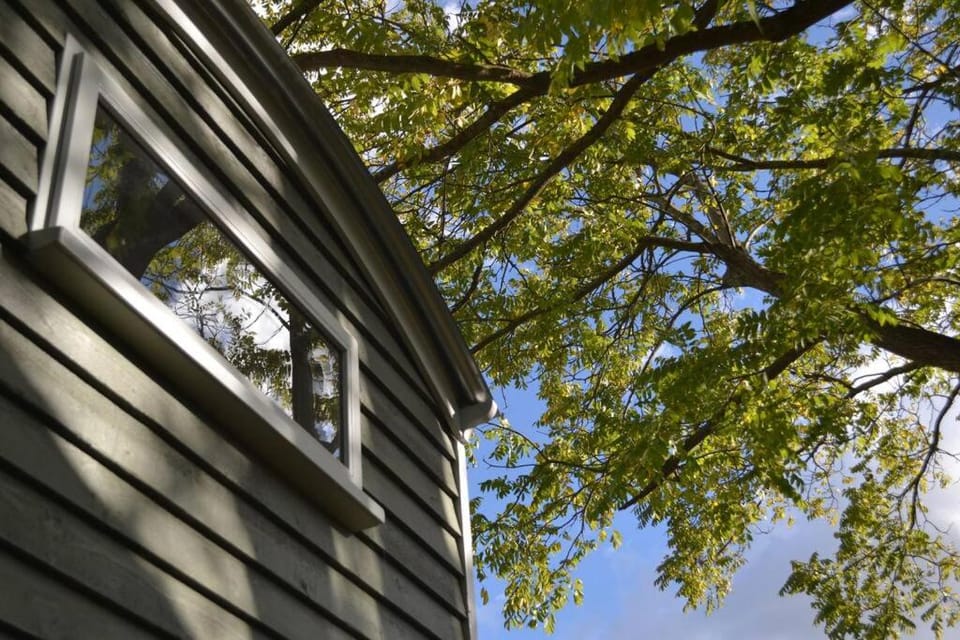 The Nutbourne Hut - shepherd's hut - pint-sized luxury Chalet in Chichester District