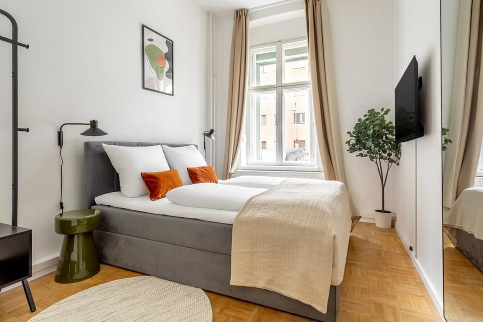 Bed, TV and multimedia, Photo of the whole room, Bedroom