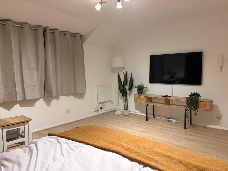 Bed, TV and multimedia, Bedroom