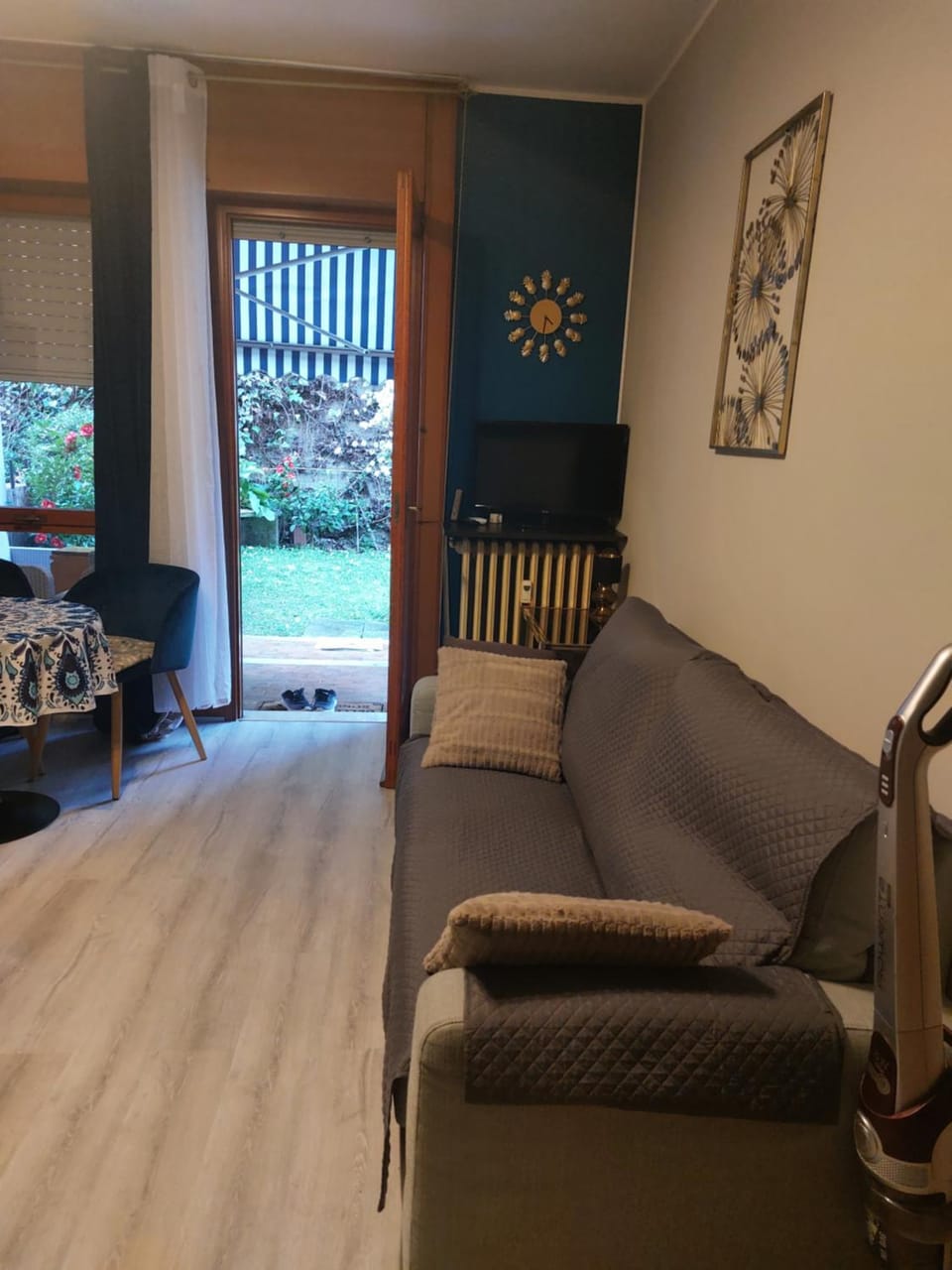 Living room, Photo of the whole room