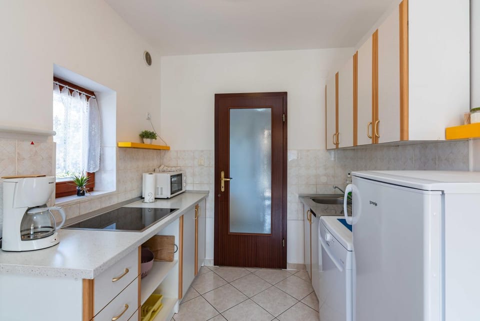 Kitchen or kitchenette, dishwasher, pet friendly, stove