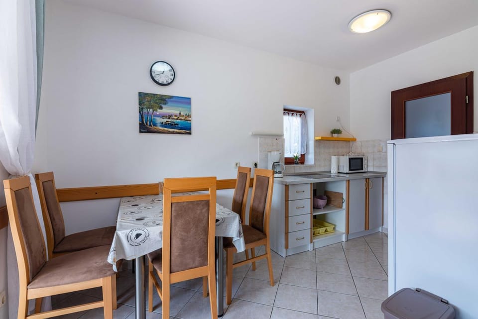Kitchen or kitchenette, Dining area, stove