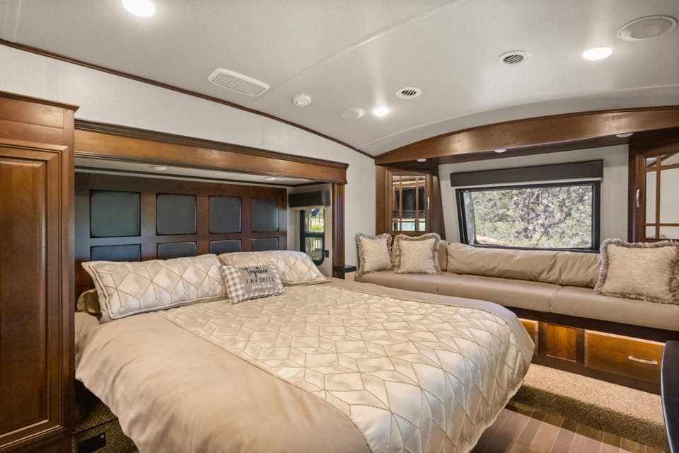 Private RV Retreat in Hill Country King Bed House in Rio Grande