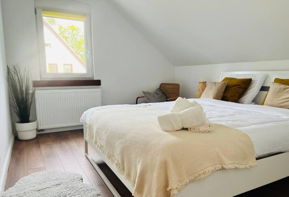 Bed, Bedroom, towels