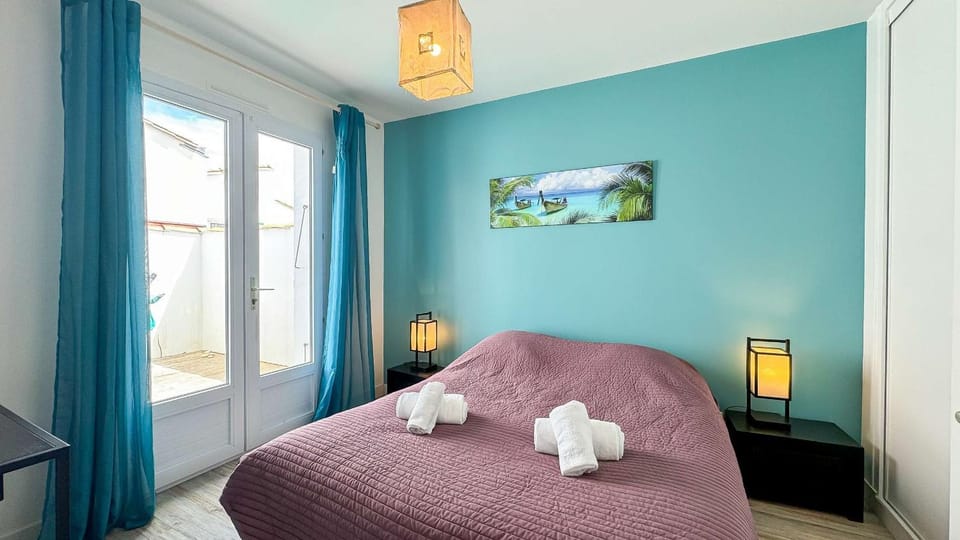 Bed, Photo of the whole room, Bedroom, towels