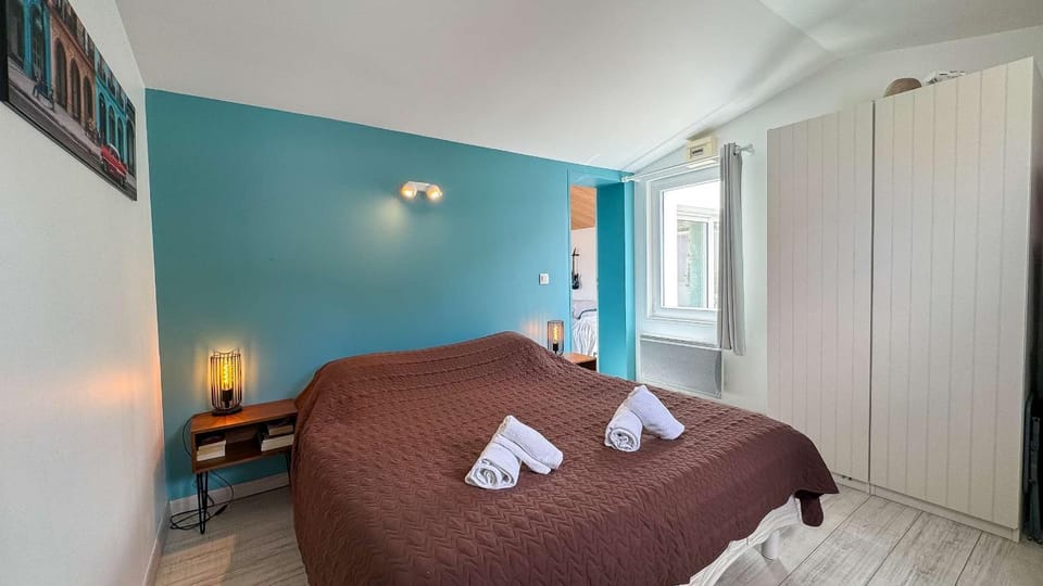Bed, Photo of the whole room, Bedroom, towels, wardrobe