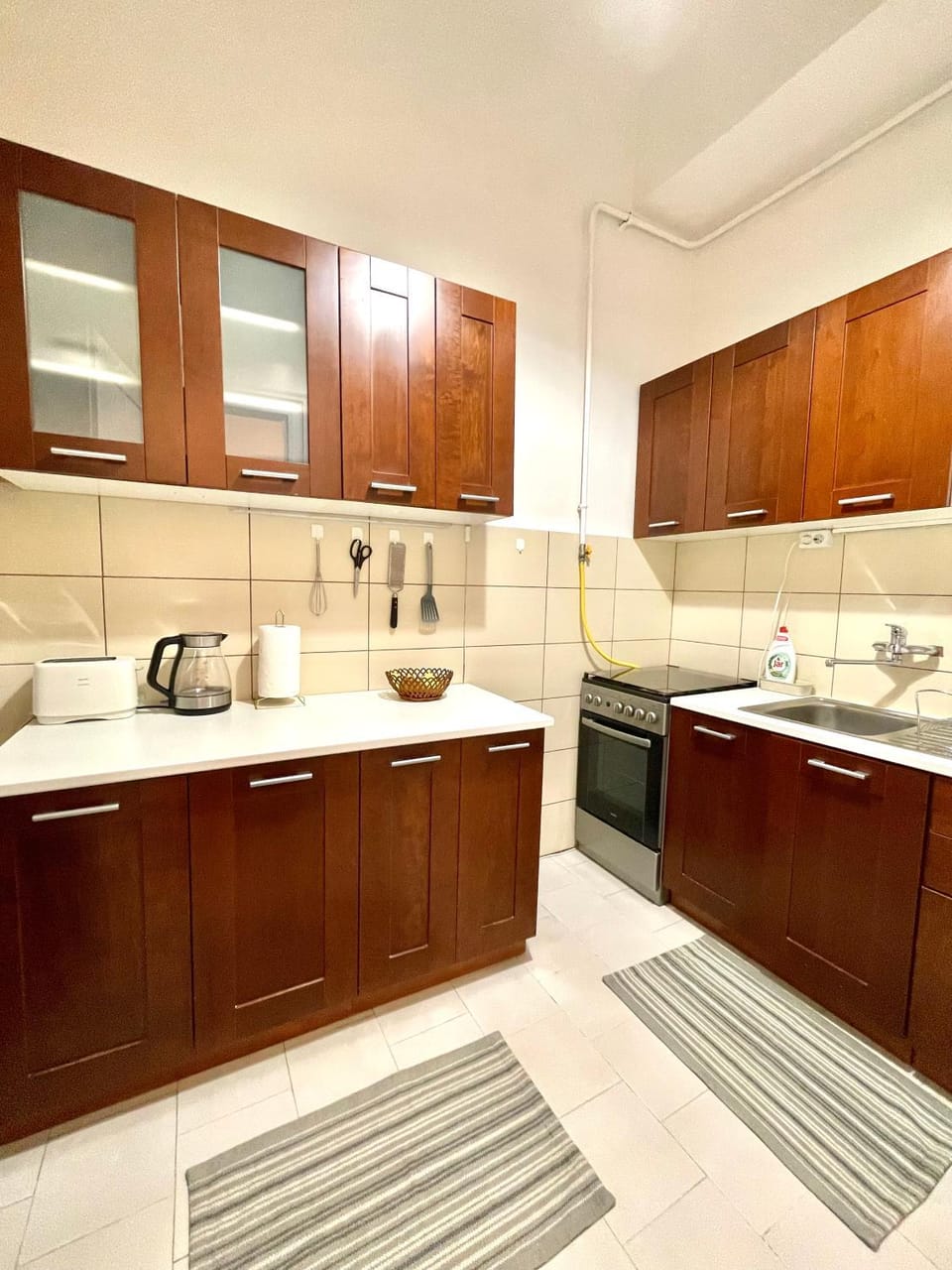 Coffee/tea facilities, microwave, oven, toaster, kitchen