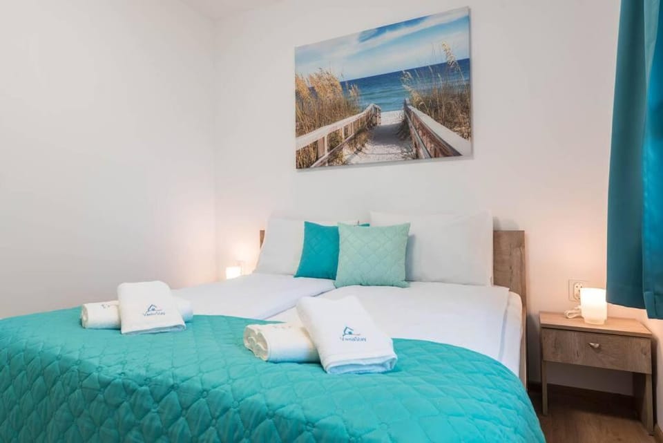 Bed, Bedroom, towels