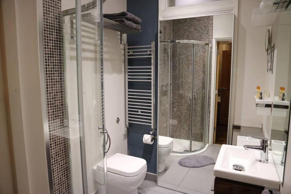 Shower, Toilet, towels