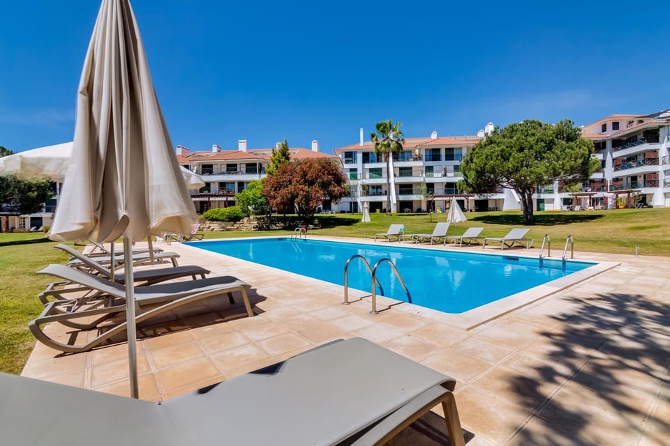 Property building, Patio, Spring, Day, Pool view, Swimming pool, Swimming pool, sunbed