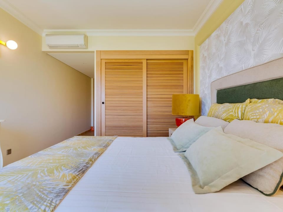 Bed, Photo of the whole room, Bedroom, wardrobe, air conditioner