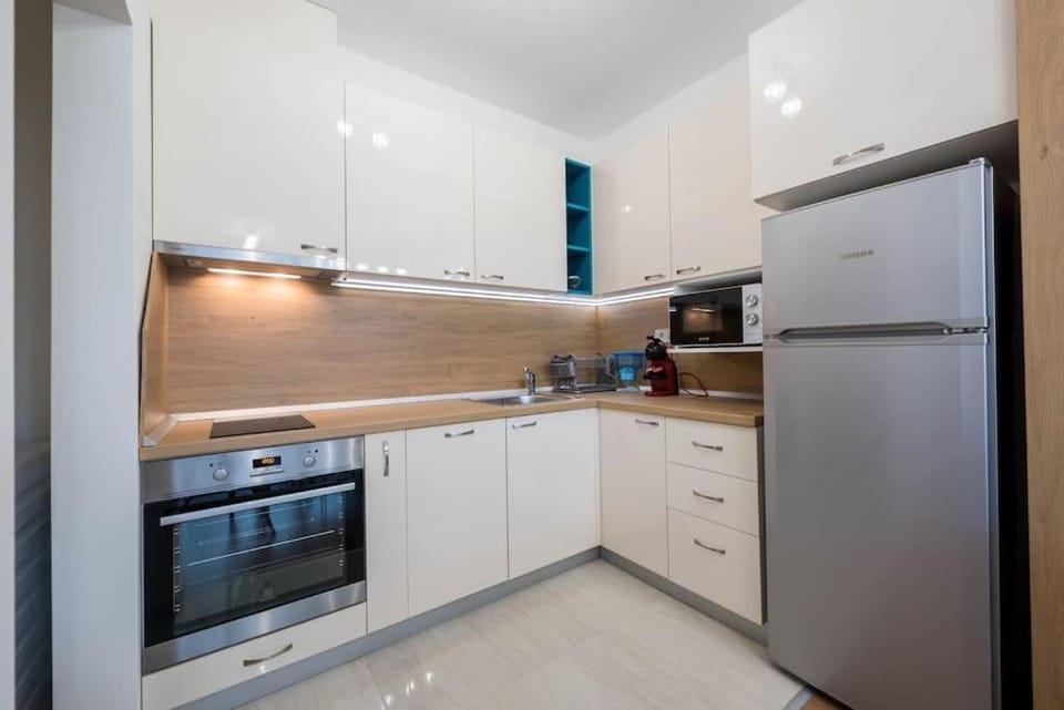 Coffee/tea facilities, Kitchen or kitchenette, microwave, oven, stove