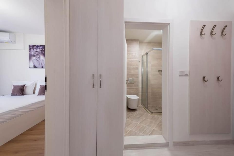 Shower, Bed, Bathroom, Photo of the whole room, Bedroom, towels