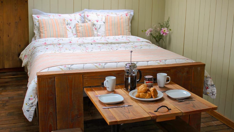 Bed, Coffee/tea facilities, Dining area, Bedroom