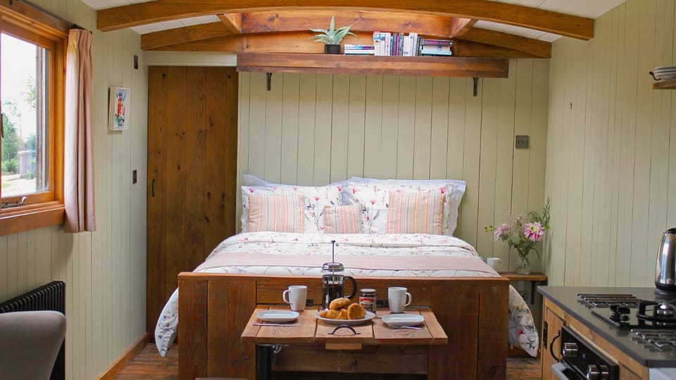 Bed, Coffee/tea facilities, Dining area, Bedroom