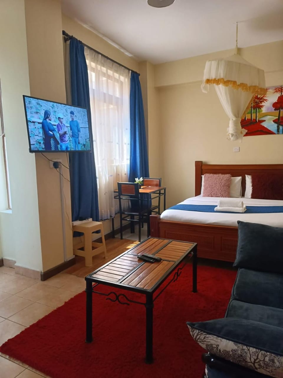 Bed, TV and multimedia, Seating area