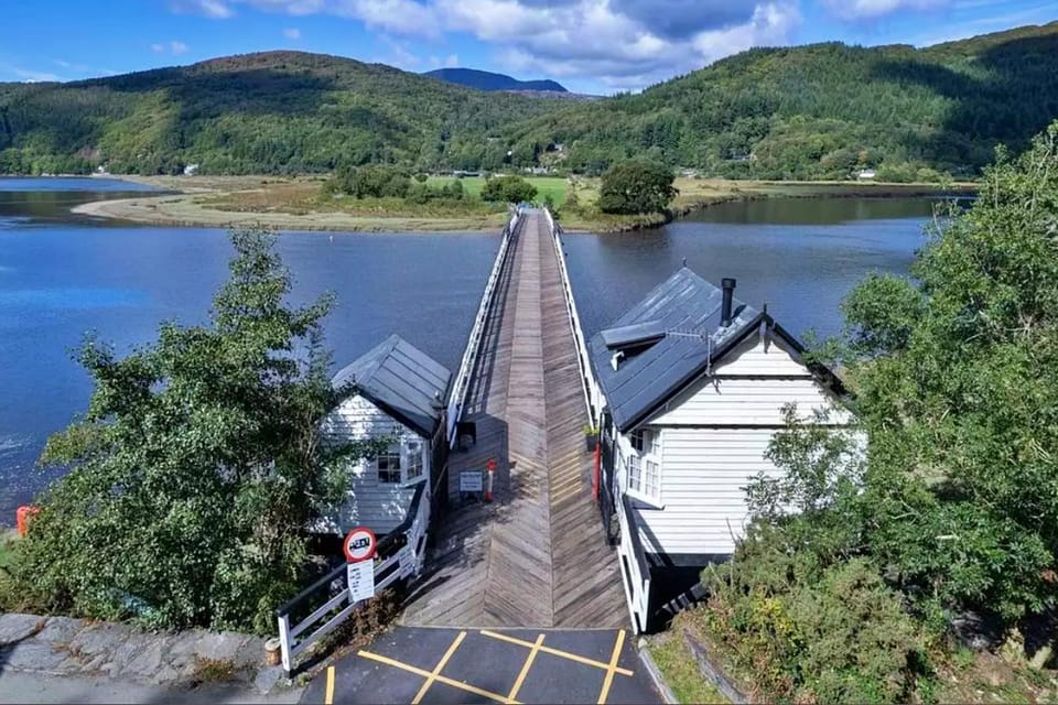 Property building, Nearby landmark, Day, Neighbourhood, Natural landscape, Bird's eye view, View (from property/room), Lake view, Mountain view, River view, Sea view, Parking